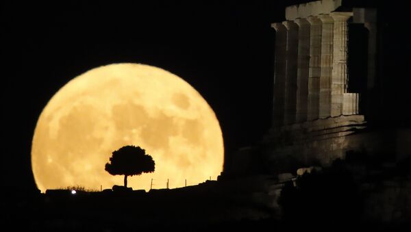 اكتمال بدر القمر في اليونان، 3 أغسطس 2020 - سبوتنيك عربي