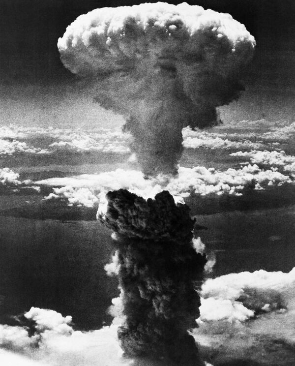 صورة بتاريخ 9 أغسطس/ آب 1945 - يظهر على هذه الصورة سحابة على شكل فطر ضخم، بعد إلقاء الولايات المتحدة قنبلة ذرية على ناغازاكي، اليابان - سبوتنيك عربي