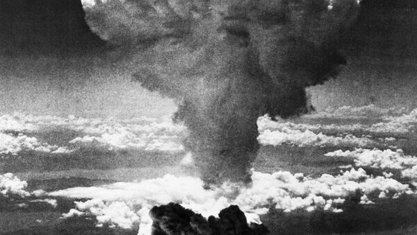 صورة بتاريخ 9 أغسطس/ آب 1945 - يظهر على هذه الصورة سحابة على شكل فطر ضخم، بعد إلقاء الولايات المتحدة قنبلة ذرية على ناغازاكي، اليابان - سبوتنيك عربي