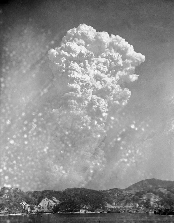 سحابة من الدخان بعد قصف هيروشيما باقنبلة ذرية في 6 أغسطس/ آب 1945 - سبوتنيك عربي