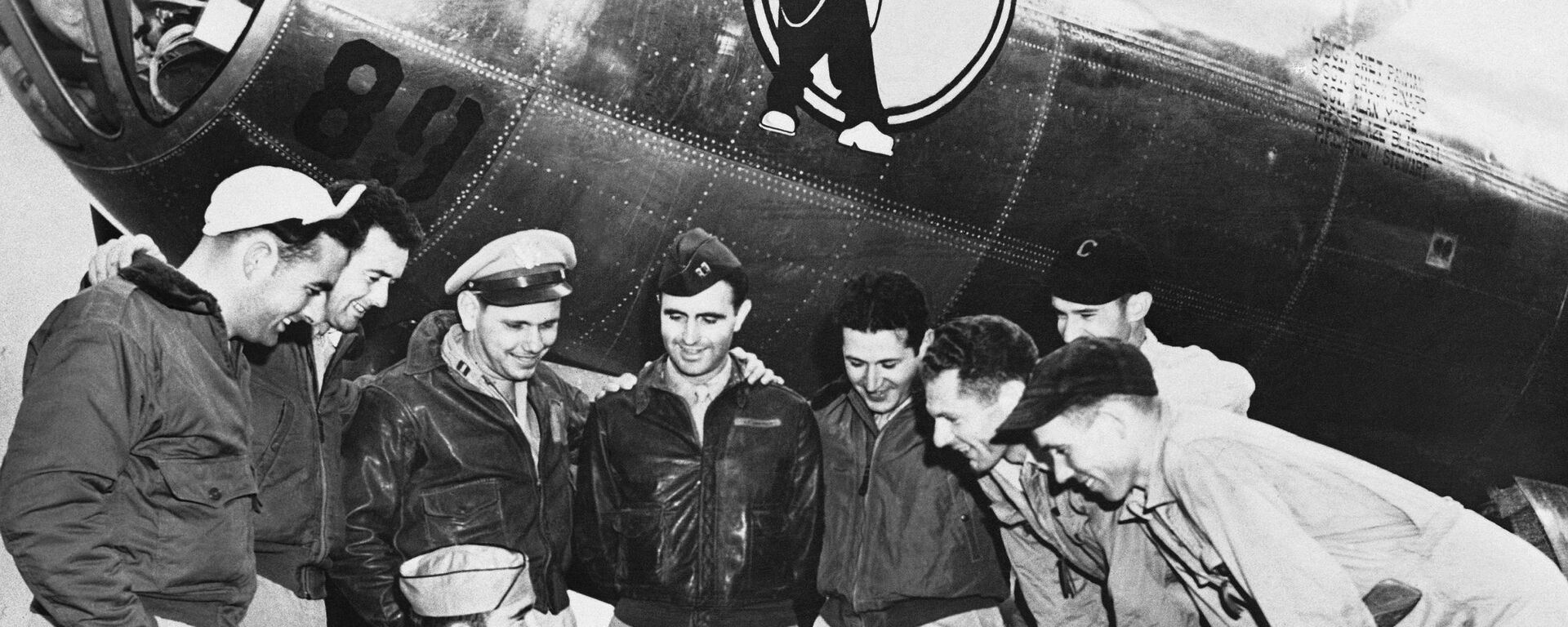 الطيارون الأمريكيون، المشاركون في قصف مدينتي هيروشيما وناغازاكي، يقفون على خلفية طائرة بي-29 في نورث كوينسي، ماساتشوستس، 8 نوفمبر/ تشرين الثاني 1945  - سبوتنيك عربي, 1920, 07.08.2022