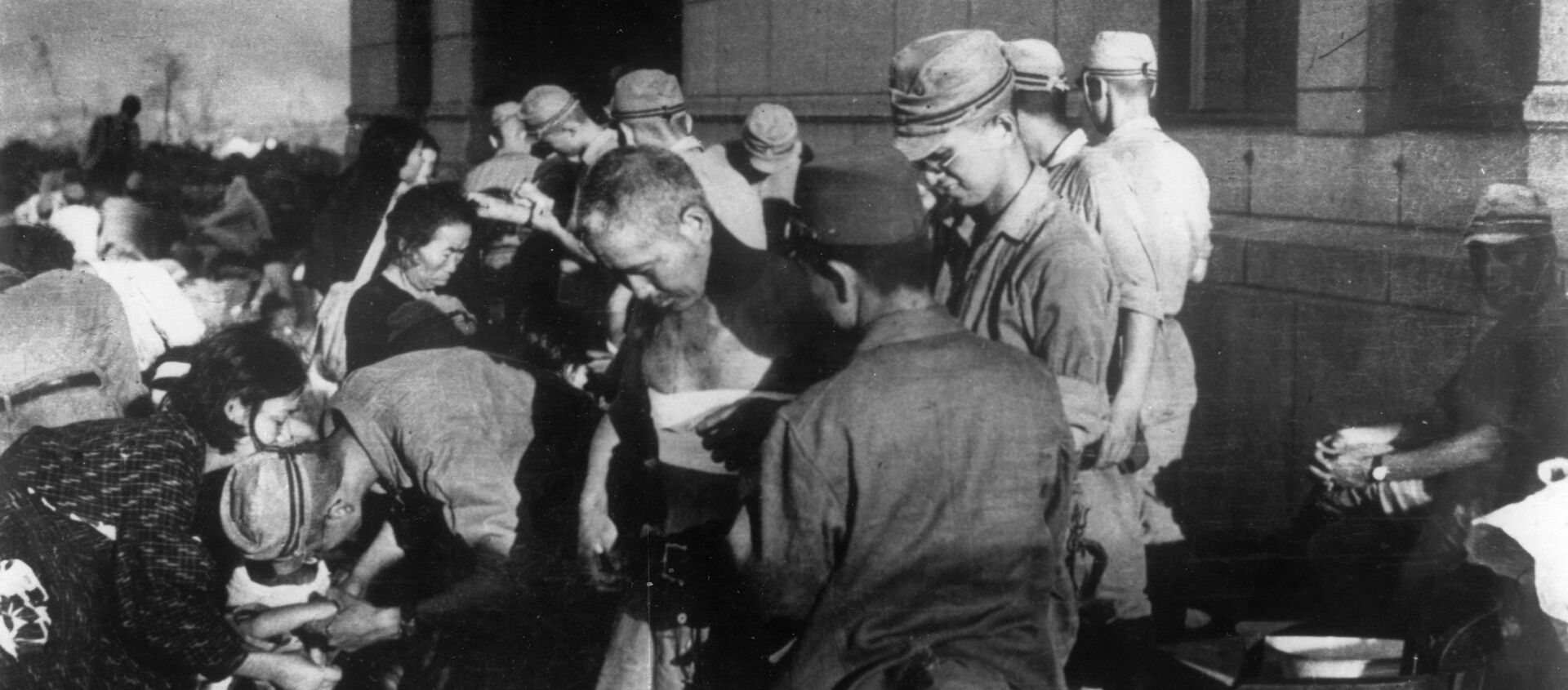 صورة بتاريخ 6 أغسطس/ آب عام 1945 - يظهر فيها الجرحى والمصابين في هيروشيما، الذين يتلقون المساعدة الأولية والعلاج  من قبل القوات العسكرية اليابانية في أغسطس/ آب 1945 - سبوتنيك عربي, 1920, 15.08.2021