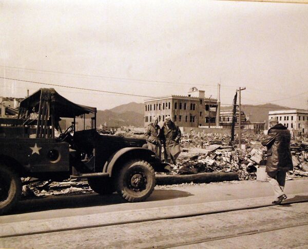 الجيش الأمريكي في شوارع مدينة هيروشيما المدمرة بعد الهجوم الذري على اليابان - سبوتنيك عربي