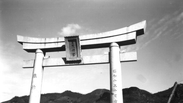 بوابة توري المقدسة منتصبة فوق المنطقة المدمرة بالكامل من معبد ضريح شنتو في ناغازاكي، في أكتوبر/ تشرين الأول 1945 - سبوتنيك عربي