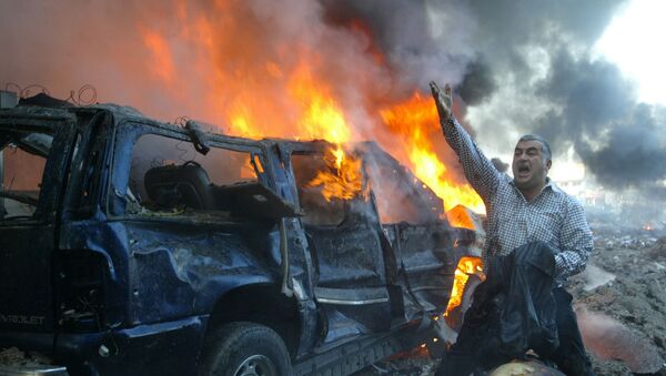 سيارة تشتعل جراء الانفجار المدمر الذي ضرب مرفأ بيروت  - سبوتنيك عربي