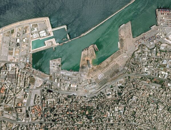  صورة أقمار صناعية، بتاريخ 5 أغسطس/ آب، تم الحصول عليها بإذن من المركز الوطني للدراسات الفضائية الفرنسية، تظهر مرفأ بيروت بعد الانفجار في 4 أغسطس/ آب 2020. - سبوتنيك عربي