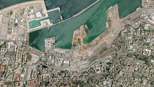  صورة أقمار صناعية، بتاريخ 5 أغسطس/ آب، تم الحصول عليها بإذن من المركز الوطني للدراسات الفضائية الفرنسية، تظهر مرفأ بيروت بعد الانفجار في 4 أغسطس/ آب 2020. - سبوتنيك عربي