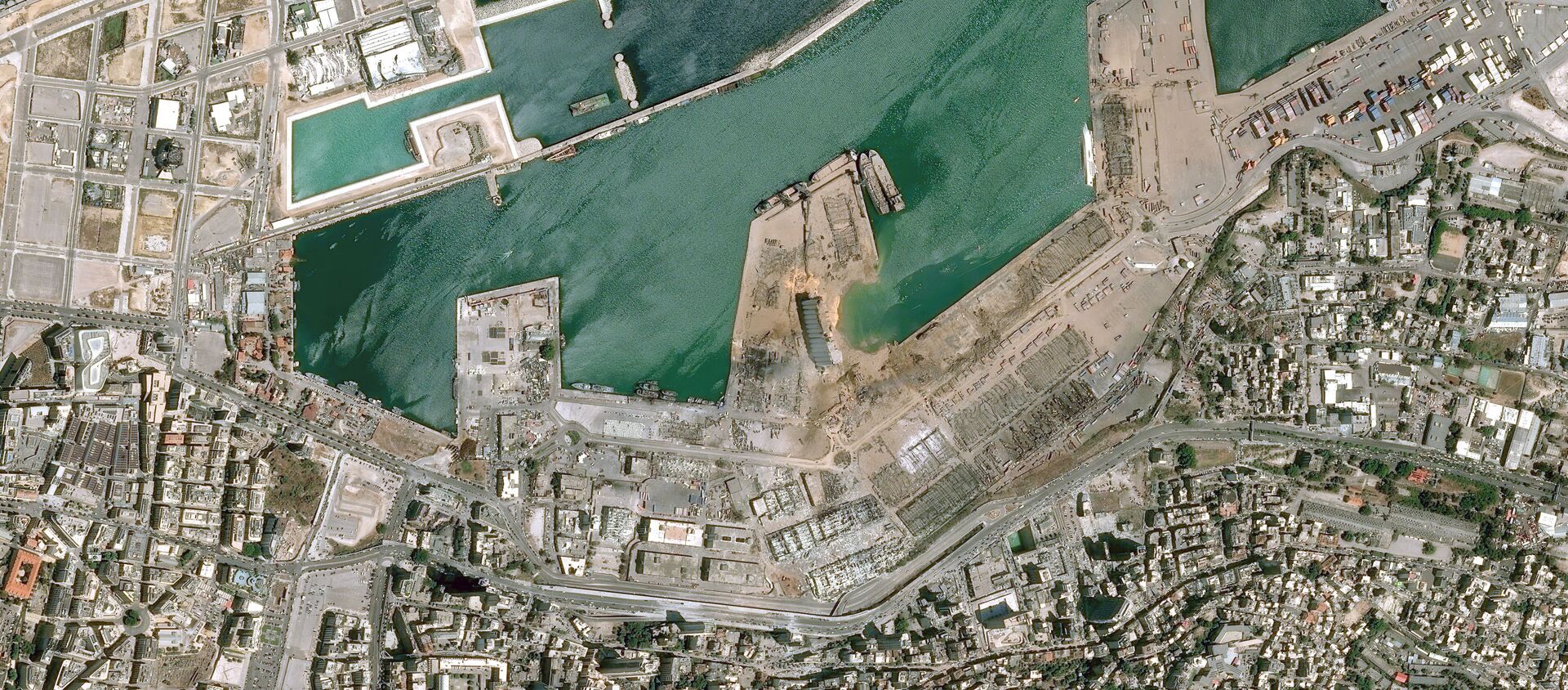  صورة أقمار صناعية، بتاريخ 5 أغسطس/ آب، تم الحصول عليها بإذن من المركز الوطني للدراسات الفضائية الفرنسية، تظهر مرفأ بيروت بعد الانفجار في 4 أغسطس/ آب 2020. - سبوتنيك عربي, 1920, 09.08.2020