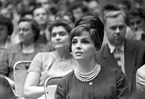  الممثلة الإيطالية جينا لولوبريجيدا خلال مراسم افتتاح مهرجان موسكو السينمائي الدولي الثاني، 1961 - سبوتنيك عربي