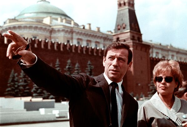  الممثلان الفرنسيان سيمونا سينيورا وإيف مونتان على الساحة الحمراء، ضيفا مهرجان موسكو السينمائي الدولي الثالث، 1963 - سبوتنيك عربي