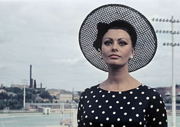  الممثلة الإيطالية صوفيا لورين خلال مراسم افتتاح مهرجان موسكو السينمائي الدولي الرابع، 1965 - سبوتنيك عربي