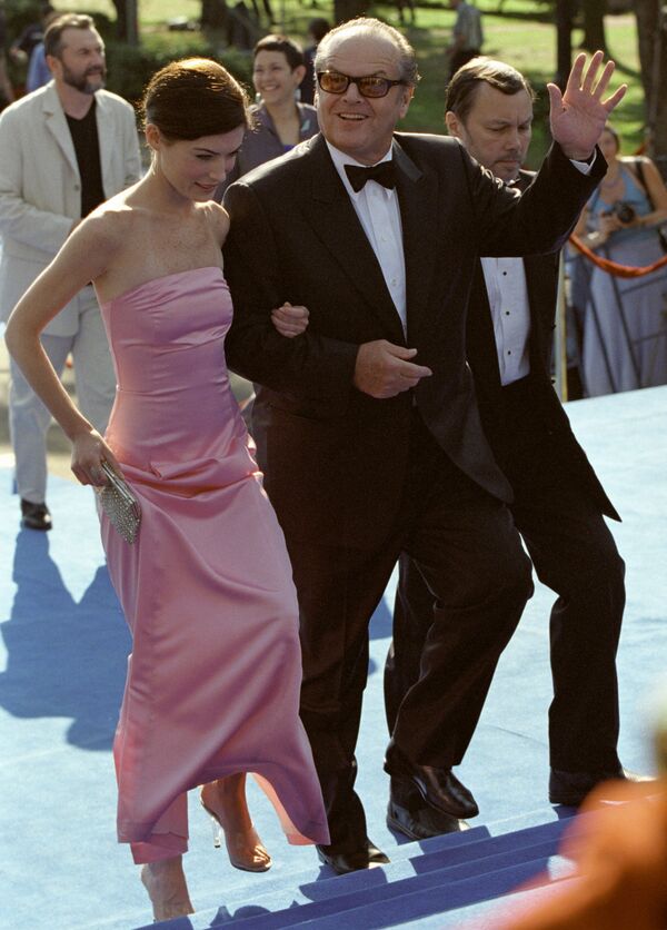  افتتاح مهرجان موسكو السينمائي الدولي الثالث والعشرين، بحضور نجم هوليوود الممثل الأمريكي جاك نيكلسون والممثلة فلين بويل، 2001 - سبوتنيك عربي