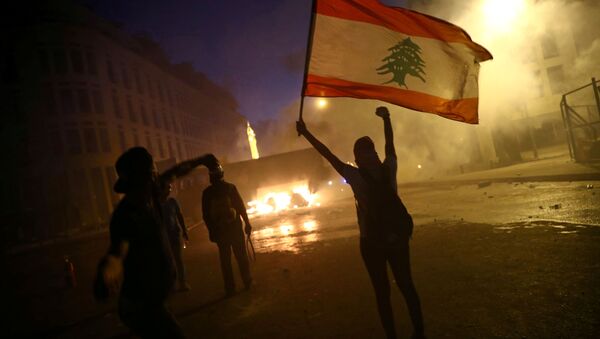 احتجاجات تعم شوارع بيروت والمتظاهرون يطالبون استقالة حكومة لبنان، 8 أغسطس/ آب 2020 - سبوتنيك عربي