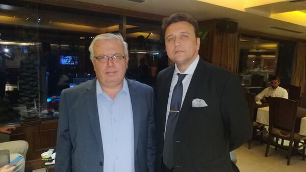 وزير العدل السوري السابق نجم الأحمد، ورئيس الوفد الحقوقي الفرنسي أرنو ديفلاي - سبوتنيك عربي