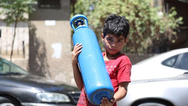 السوريون يضمون اسطوانات الأوكسجين إلى قائمة المونة - سبوتنيك عربي