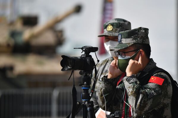 عسكريون صينيون خلال افتتاح معرض أرميا 2020 الدولي للأسلحة والمعدات العسكرية في الحديقة العسكرية الوطنية باتريوت بضواحي موسكو - سبوتنيك عربي