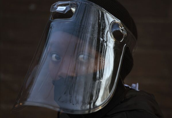 تلميذ يرتدي قناعا في جوهانسبرغ، في إطار الاجراءات الاحترازية لمنع تفشي فيروس كورونا، جنوب أفريقيا 24 أغسطس 2020 - سبوتنيك عربي