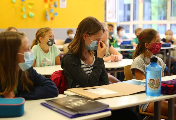 تلاميذ يرتدون كمامات طبية أثناء الفصل الدراسي في هاناو، في إطار الاجراءات الاحترازية لمنع تفشي فيروس كورونا، ألمانيا 17 أغسطس 2020 - سبوتنيك عربي
