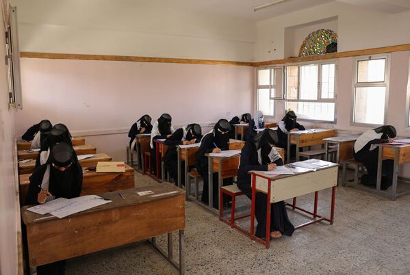طالبات خلال تقديم اختبارات نهائية تم تأجيلها سابقا بسبب كورونا بمدرسة في صنعاء، اليمن 15 أغسطس 2020 - سبوتنيك عربي
