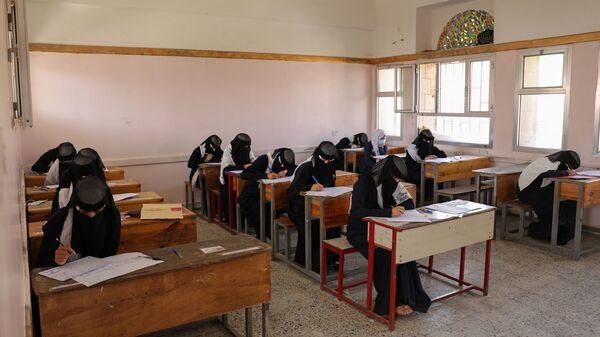 طالبات خلال تقديم اختبارات نهائية تم تأجيلها سابقا بسبب كورونا بمدرسة في صنعاء، اليمن 15 أغسطس 2020 - سبوتنيك عربي