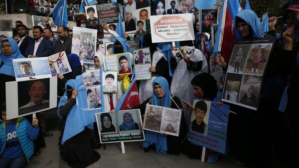 مجموعة من الإيغور يعيشون في تركيا خلال احتجاجات ضد ما يزعمون أنه قمع من قبل الحكومة الصينية لمسلمي الإيغور في مقاطعة شينجيانغ الغربية - سبوتنيك عربي