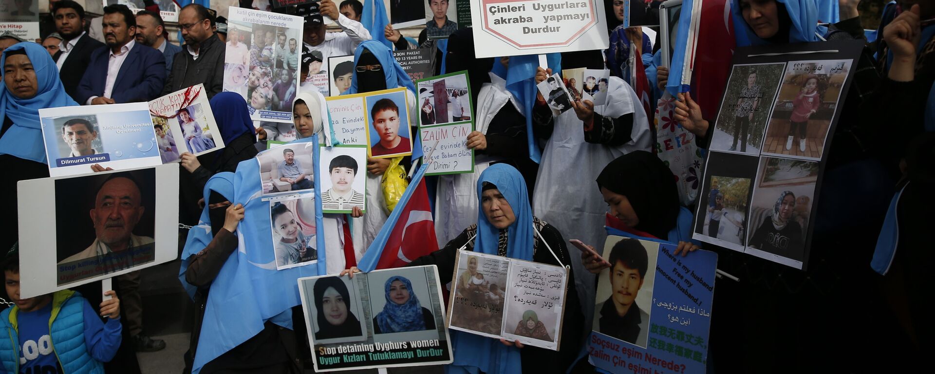 مجموعة من الإيغور يعيشون في تركيا خلال احتجاجات ضد ما يزعمون أنه قمع من قبل الحكومة الصينية لمسلمي الإيغور في مقاطعة شينجيانغ الغربية - سبوتنيك عربي, 1920, 23.02.2021