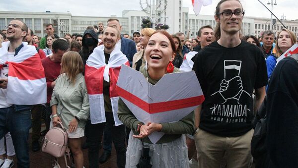 مظاهرة المعارضة البيلاروسية على ساحة الاستقلال في مدينة مينسك، بيلاروسيا 25 أغسطس/ آب 2020 - سبوتنيك عربي