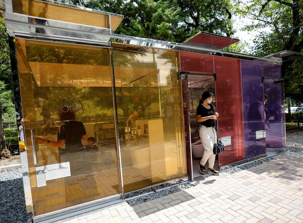 مراحيض بجدران شفافة في طوكيو، اليابان 26 أغسطس 2020 - سبوتنيك عربي