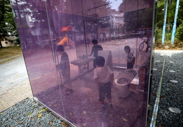 أطفال داخل مرحاض بجدران شفافة في حديقة يويوجي فوكاماتشي ميني بارك في طوكيو، اليابان 26 أغسطس 2020 - سبوتنيك عربي