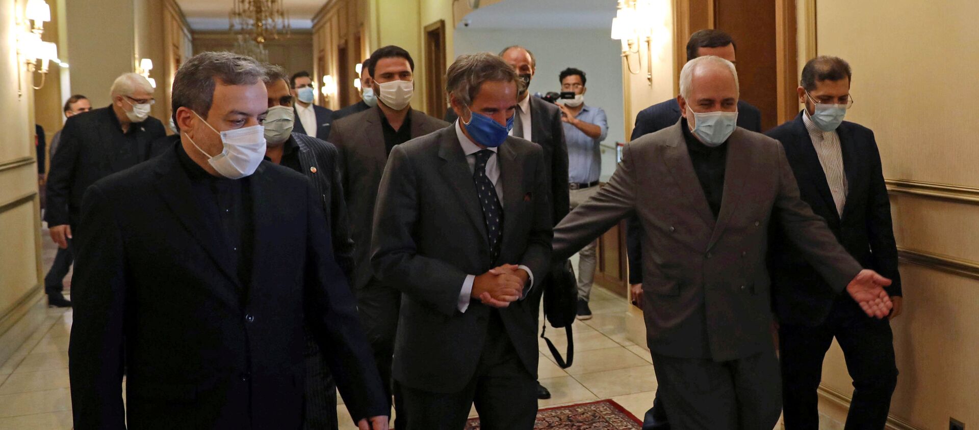 المدير العام للوكالة الدولية للطاقة الذرية رافائيل غروسي مع وزير الخارجية الإيراني محمد جواد ظريف - سبوتنيك عربي, 1920, 07.06.2021