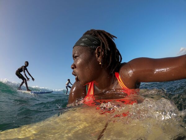 الفتاة السنغالية خادجو سامبي، 25 عاما، أول امرأة محترفة في ركوب الأمواج في السنغال، دكار 18 أغسطس/ آب 2020 - سبوتنيك عربي