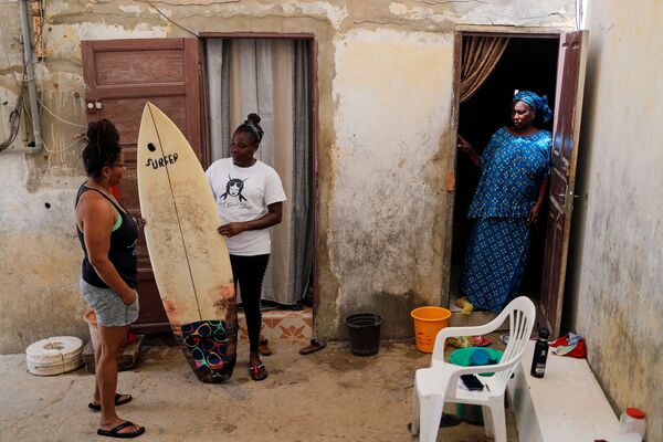 الفتاة السنغالية خادجو سامبي، 25 عاما، أول امرأة محترفة في ركوب الأمواج في السنغال، دكار 12 أغسطس/ آب 2020 - سبوتنيك عربي