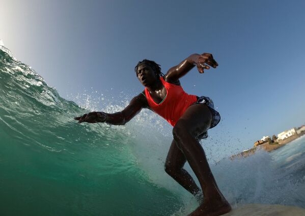 الفتاة السنغالية خادجو سامبي، 25 عاما، أول امرأة محترفة في ركوب الأمواج في السنغال، دكار 18 أغسطس/ آب 2020 - سبوتنيك عربي