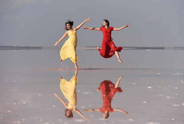 عارضات أزياء كجزء من عرض أزياء في بحيرة ساسيك - سيفاش بالقرب من يفباتوريا، القرم، روسيا - سبوتنيك عربي