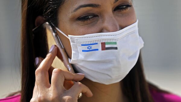 كمامة بالعلمين الإماراتي والإسرائيلي على متن رحلة مباشرة بين البلدين، 3 أغسطس 2020 - سبوتنيك عربي