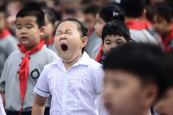تلميذة مدرسة ابتدائية تتثاءب في اليوم الأول من العام الدراسي في شنيانغ بمقاطعة لياونينغ، شمال شرق الصين 1 سبتمبر 2020 - سبوتنيك عربي