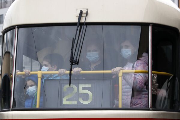 أشخاص يرتدون كمامات طبية داخل حافلة عمومية في مدينة براغ، جمهورية التشيك1سبتمبر 2020 - سبوتنيك عربي