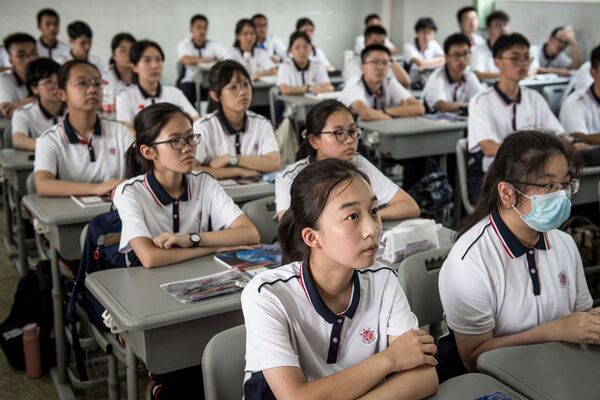 التلاميذ في اليوم الأول من العام الدراسي في مدينة ووهان، الصين 1 سبتمبر 2020 - سبوتنيك عربي