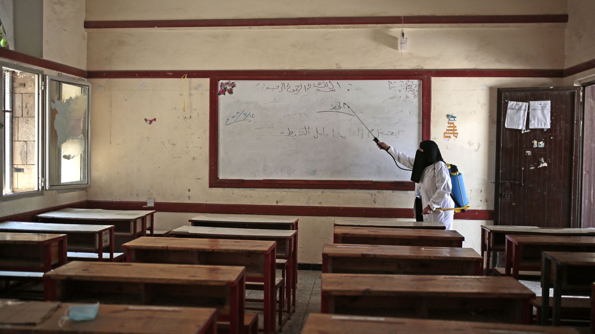 موظفة مدرسة ابتدائية تقوم بتعقيم فصل دراسي قبل بدء العام الدراسي في مدينة صنعاء، اليمن 29  أغسطس 2020 - سبوتنيك عربي, 1920, 23.02.2021