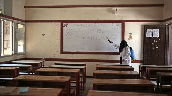 موظفة مدرسة ابتدائية تقوم بتعقيم فصل دراسي قبل بدء العام الدراسي في مدينة صنعاء، اليمن 29  أغسطس 2020 - سبوتنيك عربي
