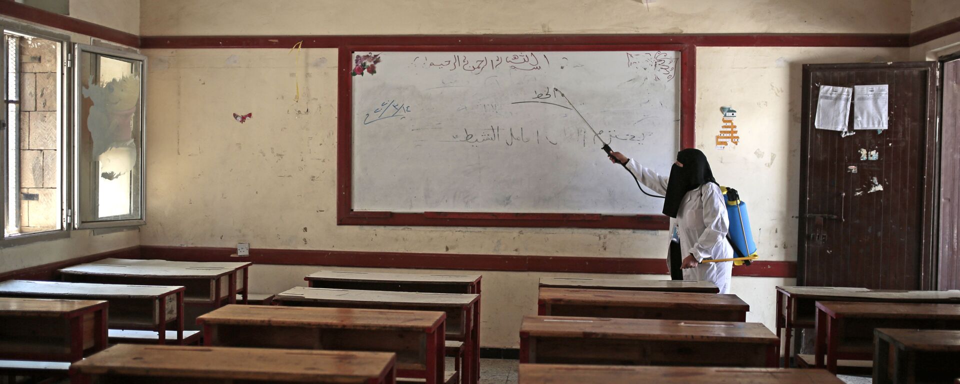 موظفة مدرسة ابتدائية تقوم بتعقيم فصل دراسي قبل بدء العام الدراسي في مدينة صنعاء، اليمن 29  أغسطس 2020 - سبوتنيك عربي, 1920, 11.06.2022