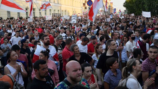 مسيرة مؤيدة لزعيمة المعارضة البيلاروسية، سفيتلانا تيخانوفسكايا في مينسك، بيلاروسيا، أغسطس 2020 - سبوتنيك عربي