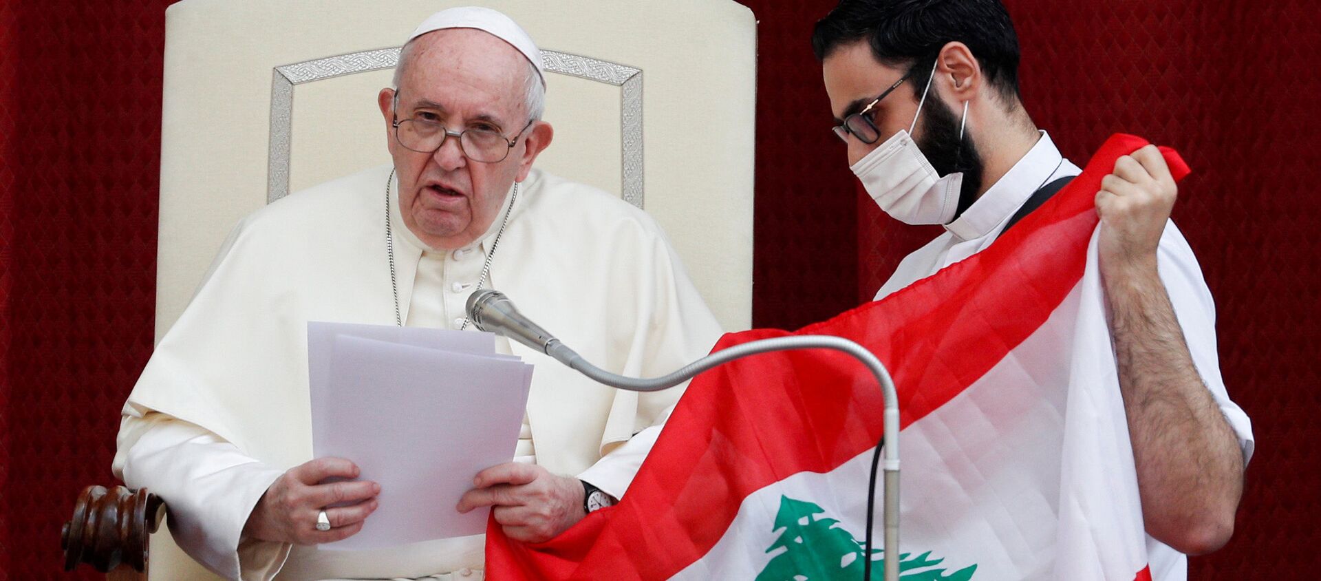 البابا فرانسيس يقبل علم لبنان، الفاتيكان  2 سبتمبر 2020 - سبوتنيك عربي, 1920, 03.09.2020