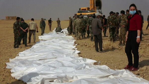 انتشال 57 جثمانا لجنود سوريين من مقابر جماعية بالرقة - سبوتنيك عربي