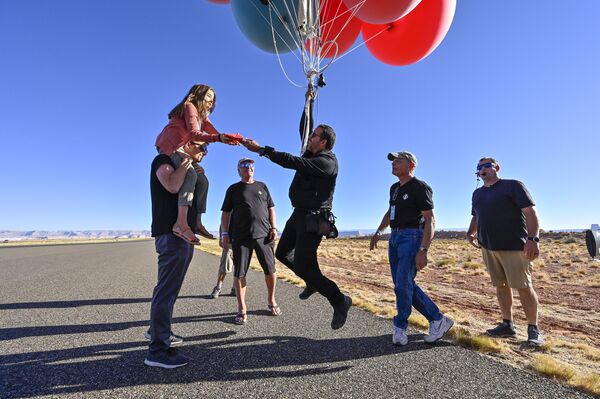  الأمريكي ديفيد بلايني يطير على ارتفاع 8 آلاف متر في الهواء مستخدما 52 بالونًا مملوءًا بغاز الهيليوم، ولاية أريزونا 2 سبتمبر 2020 - سبوتنيك عربي