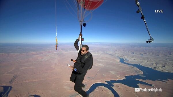  الأمريكي ديفيد بلايني يطير على ارتفاع 8 آلاف متر في الهواء مستخدما 52 بالونًا مملوءًا بغاز الهيليوم، ولاية أريزونا 2 سبتمبر 2020 - سبوتنيك عربي