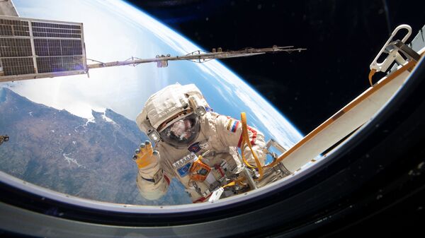 رائد فضاء روسي خلال خروجه إلى الفضاء الخارجي - سبوتنيك عربي