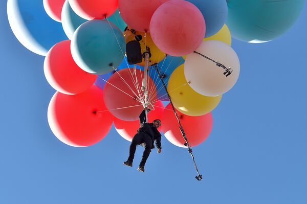 الأمريكي ديفيد بلايني يطير على ارتفاع 8 آلاف متر في الهواء مستخدما 52 بالونًا مملوءًا بغاز الهيليوم، ولاية أريزونا 2 سبتمبر 2020 - سبوتنيك عربي