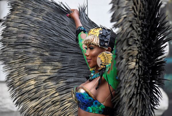 راقصة سوكا من كاريبيا تستعرض زيها خلال أول مهرجان رقمي نوتينغ هيل كارنفال في لندن، وذلك نظرا لتفشي فيروس كورونا في إنجلترا، 28 أغسطس 2020 - سبوتنيك عربي