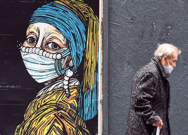 رسم غرافيتي مستوحى من لوحة الفتاة ذات القرط اللؤلؤي للرسام الشهير يوهانِس فيرمير، 2 سبتمبر 2020 - سبوتنيك عربي